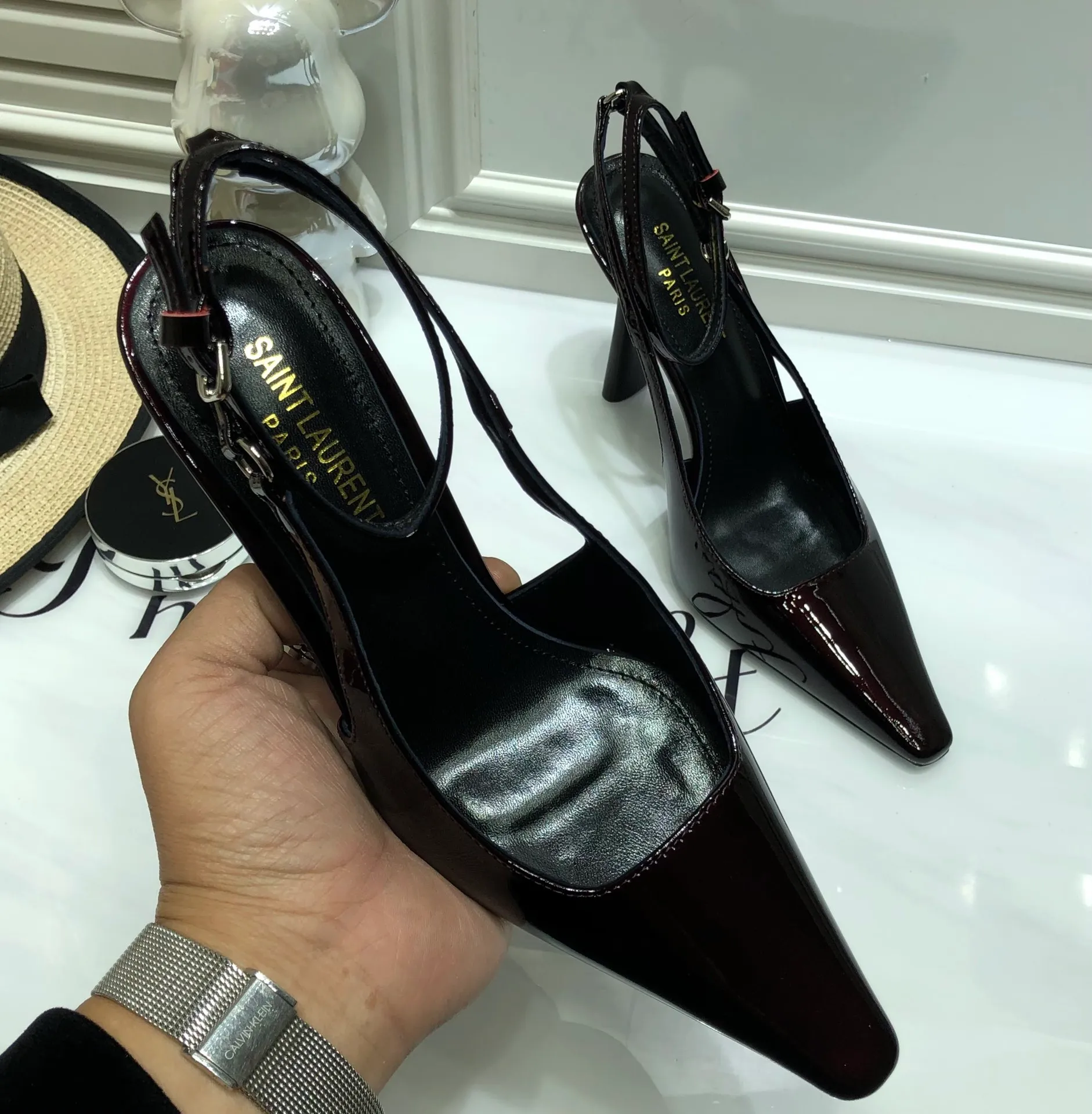 👟👟Ex-factory price 560👟👟 Top quality Saint Laurent/Yves Saint Laurent 2024 spring and summer new style👠Small square toe high heels of the same style as Rose. The layered leather high heels are very good at modifying the foot shape. In recent years, SLP has become more and more understanding of women in high heels. ysl beautiful high heels 👠Number of yards: 35-40 (41 customized, non-returnable) Upper: open edge beaded cowhide/patent leather, lining Imported sheepskin lining, sole: genuine leather outsole, heel height: 10cm (heel imported from Italy)